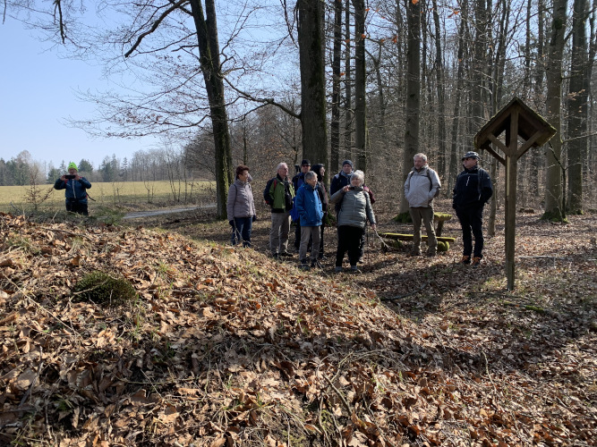 Hubertus Fritz 2. v. r. erklärt ein Hügelgrab am Kleinen Gleichberg