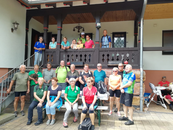 Wandergruppe und Radler