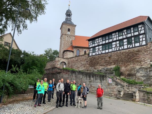 Die Langstreckenwanderer vor der Walldorfer Kirchenburg