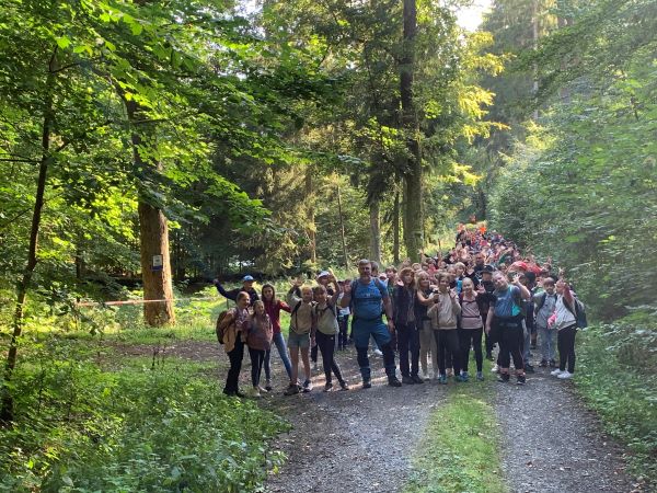 Gut gelaunte Schuler Eltern und Lehrer beim Aufstieg auf den Pless